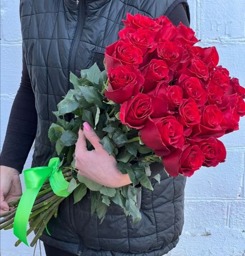 "Севилья"- букет из красных роз с доставкой по городу по Троицку